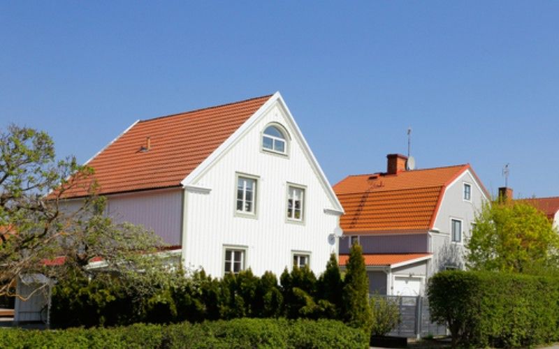 Takbyte tegelpannor på sadeltak. Bollebygd, Erikstorp