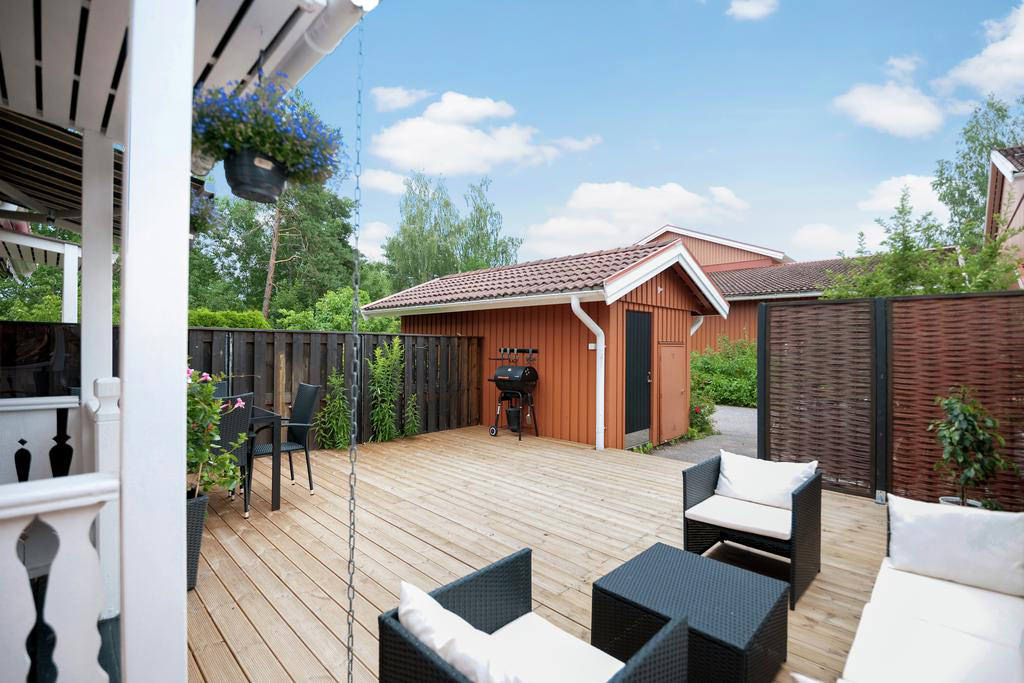 Nybyggd förråd med altan på mark, Bäckebol Backa, Göteborg